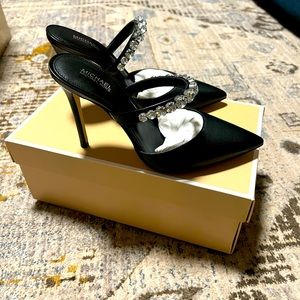 Jessa Embellished Leather Mule
Color: BLACK
Size: 7
Quantity: 1